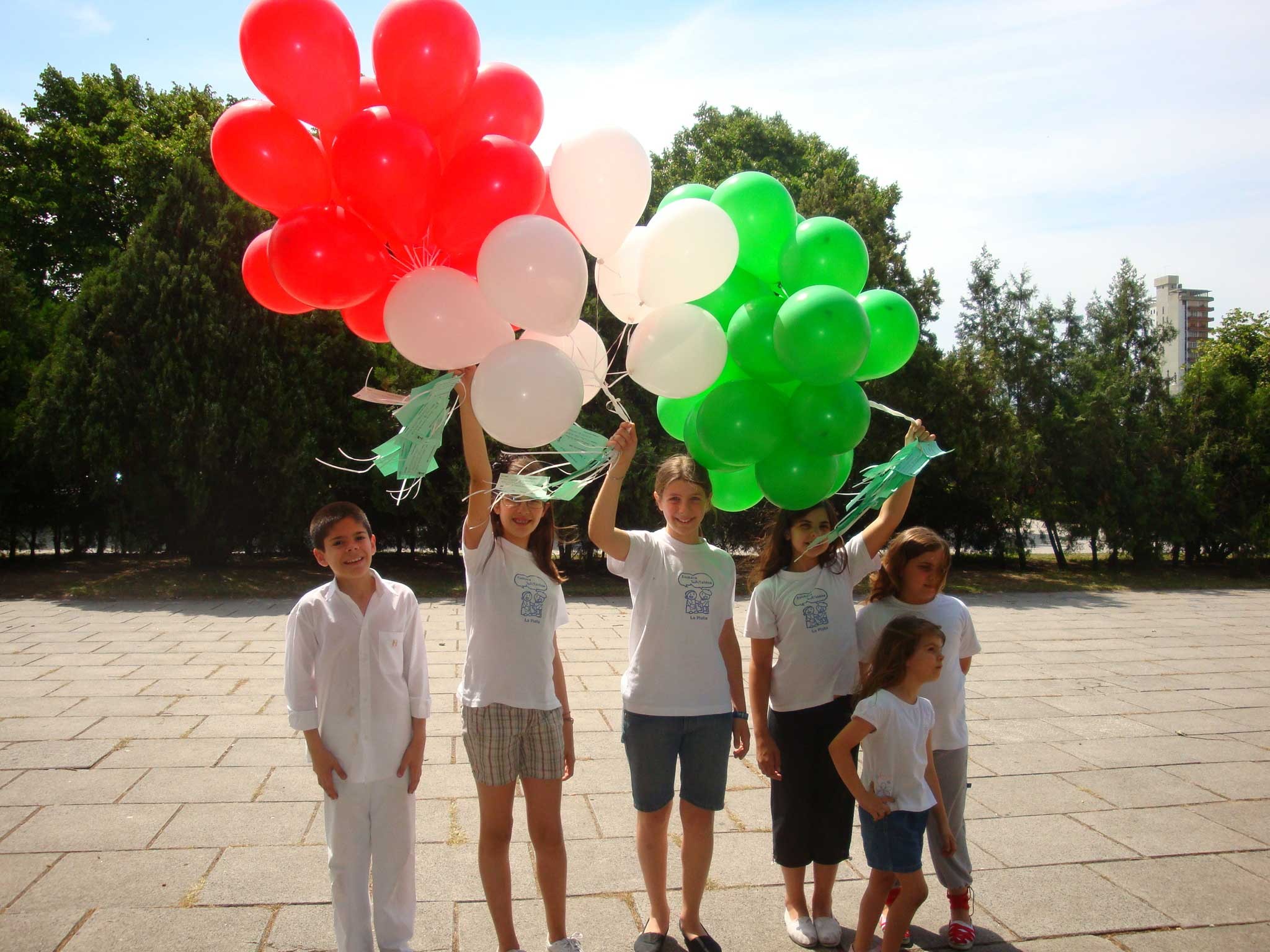 Los niños en la suelta de globos (foto Euzko Etxea EE)